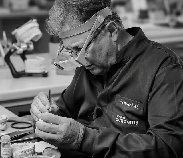 Técnico do Lab Romanini finalizando um trabalho de prótese